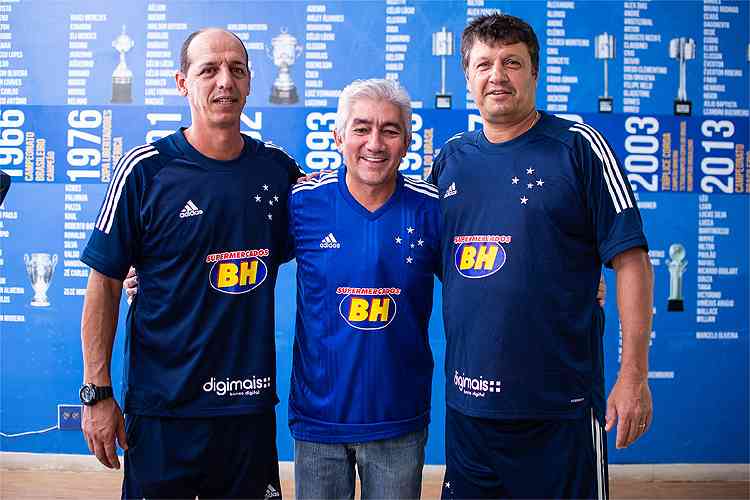 Adilson Batista e Clio Lcio recebem visita de ex-lateral Nonato em treino do Cruzeiro